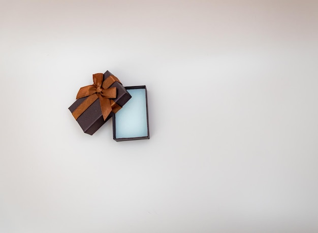 Caixa de presente marrom em fundo isolado conceito de maquete de joias de caixa de joias aberta de compras de férias gi
