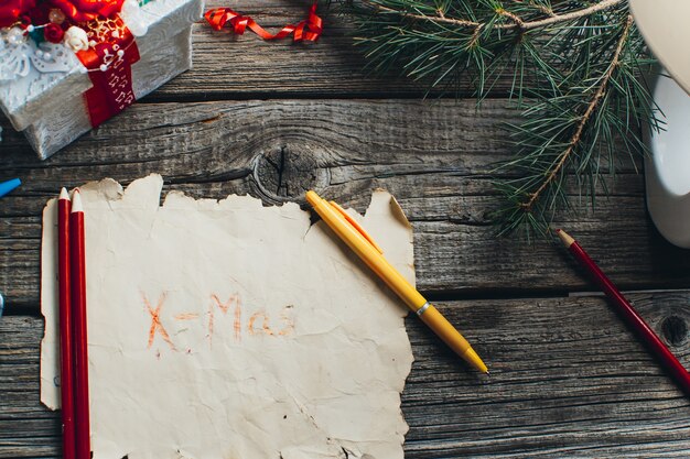 Caixa de presente, marrom, papel pardo, caneta amarela em uma legenda de mesa de madeira Natal e ano novo.