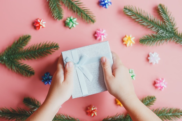 Caixa de presente nas mãos das crianças. conceito de presentes, ano novo e natal