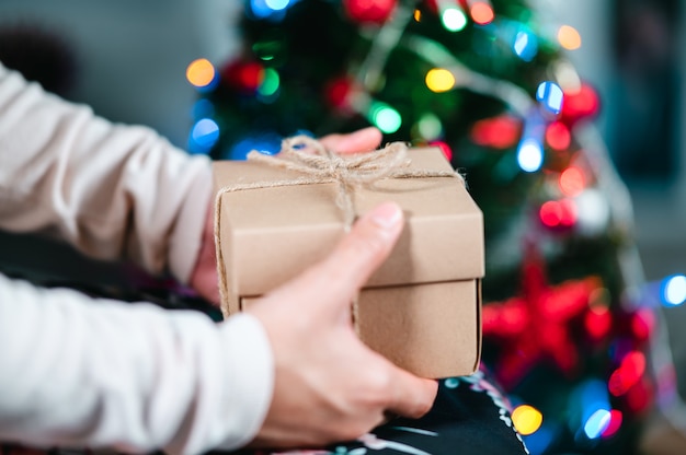 Foto caixa de presente para plano de fundo de férias de natal e ano novo