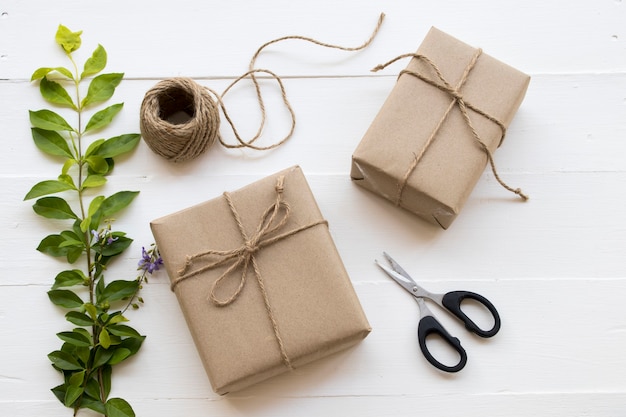 Caixa de presente para um dia especial com corda, tesoura, flor