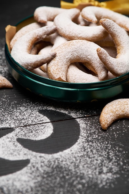 Caixa de presente redonda cheia de biscoitos kipferl de baunilha tradicionais alemães ou austríacos