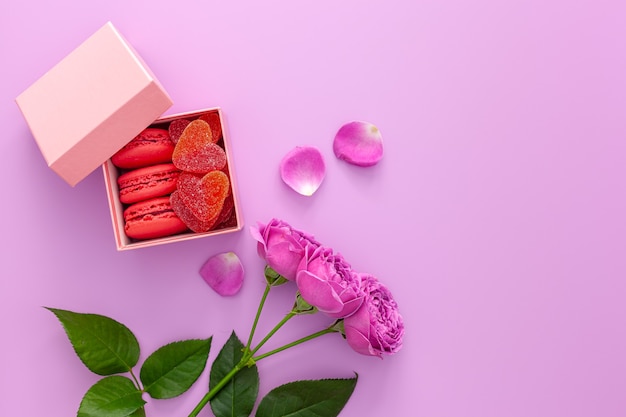Caixa de presente rosa com geleia e macaroons e uma linda rosa