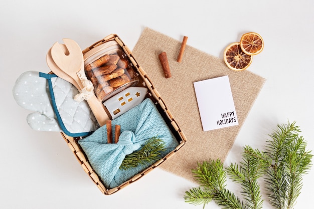 Caixa de presente sazonal com utensílios de cozinha, caixa de furoshiki e biscoitos