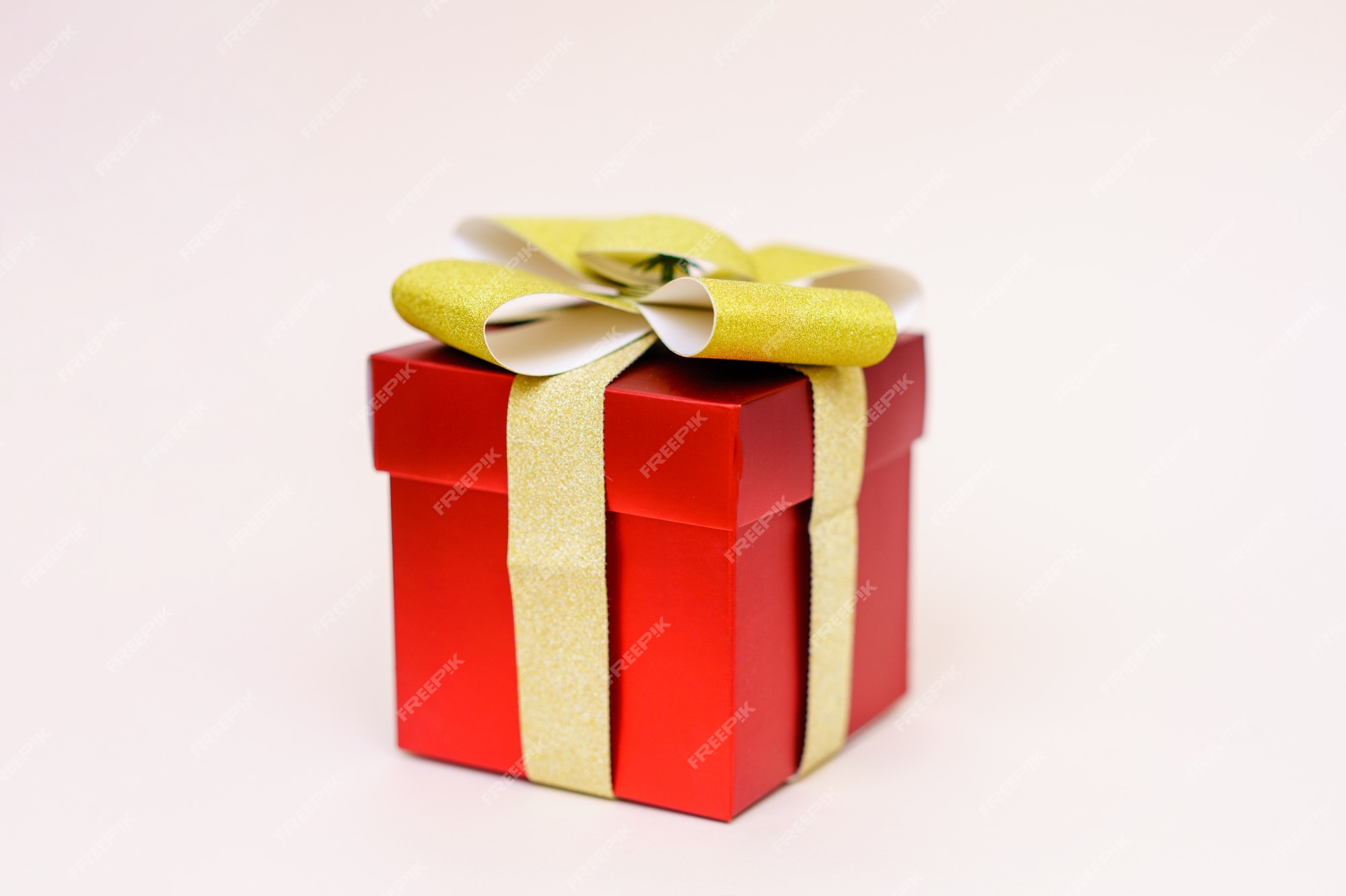 Envelopes Vermelhos Peixe Dourado Surgindo Caixa Presente Modelo Para  Promoção imagem vetorial de MITstudio© 437401342