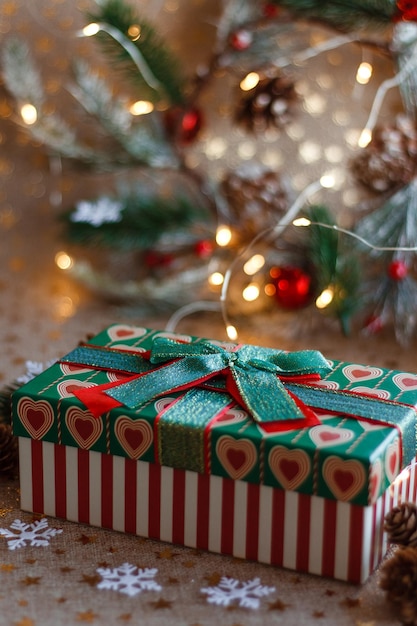 Caixa de presente vermelha e verde de natal ou ano novo com decoração