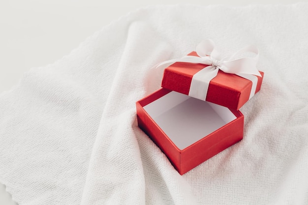 caixa de presente vermelha em fundo de toalha branca