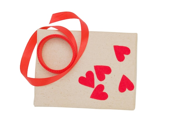 Caixa de presente vintage embrulhada com laço de fita vermelha e coração isolado na vista superior branca