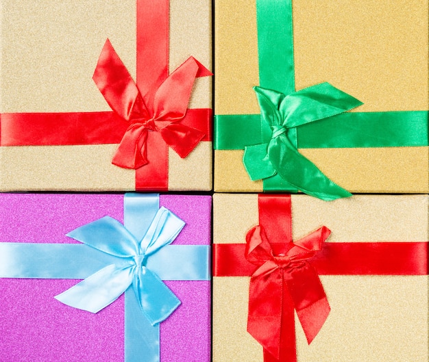 Caixa de presentes coloridos como um close-up