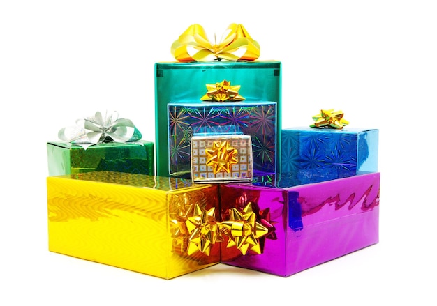 Caixa de presentes de Natal com laço de cetim isolado no fundo branco
