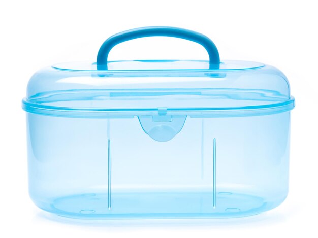 Caixa de recipiente em branco redondo vazio de plástico azul isolada no fundo branco.