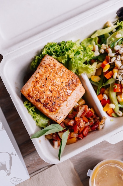 Caixa de refeição de comida limpa: Filé de salmão grelhado com tomate e salada de broto de feijão