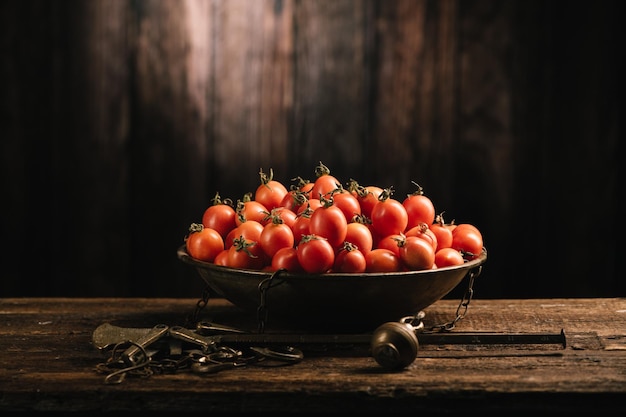 Caixa de tomates vermelhos frescos na mesa de madeira