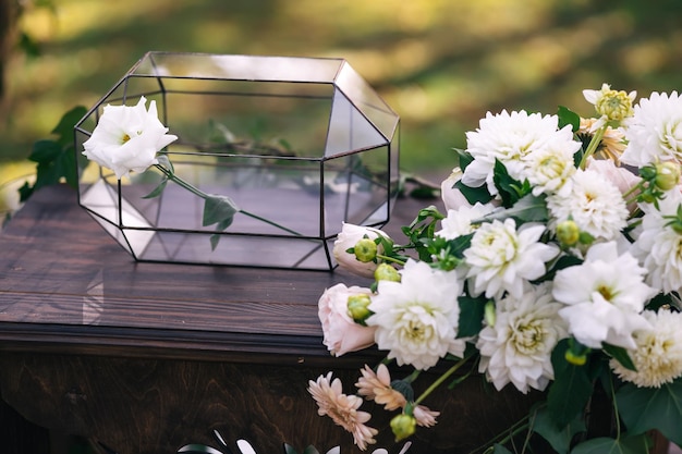 Caixa de vidro em cima da mesa antes da cerimônia de casamento
