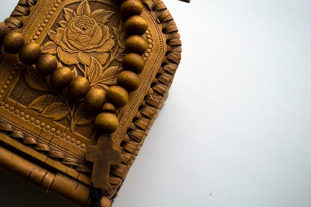 Caixa de vime feita de rosário de madeira feito à mão de casca de bétula sobre uma caixa de vime