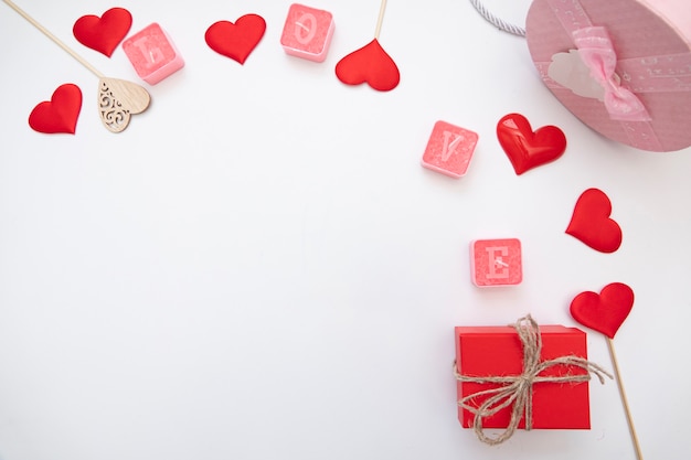 Caixa e coração vermelho de dia dos namorados. Cartão de dia dos namorados de feriados com espaço de cópia.