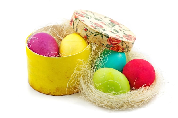 Caixa e ninho com ovos de Páscoa coloridos