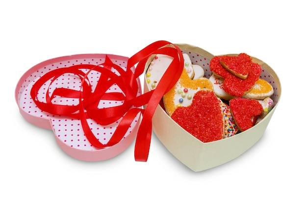 Foto caixa em forma de coração com biscoitos caseiros e fita vermelha isolada no fundo branco com caminho de recorte dia dos namorados