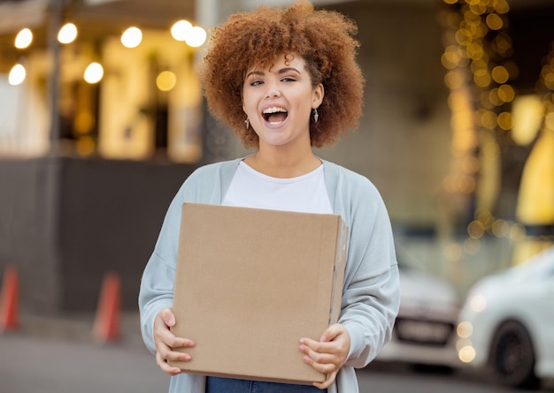 Caixa feliz e entrega com retrato de mulher negra na cidade para logística de comércio eletrônico e cadeia de suprimentos Compras e venda on-line de presente com cliente e pacote para envio de produto e postagem