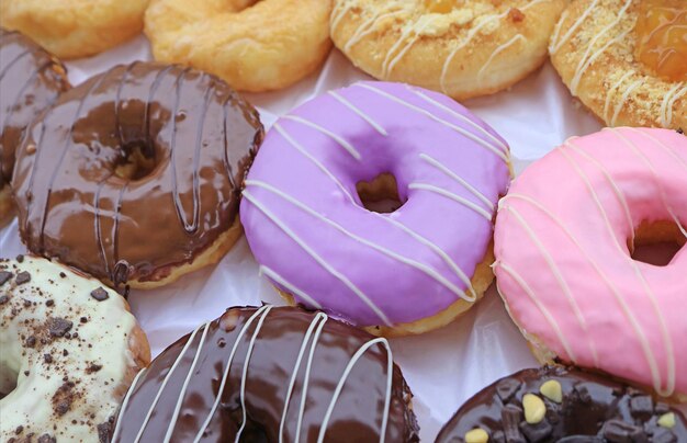 Caixa grande de donuts variados de dar água na boca