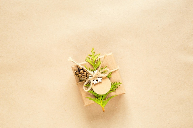 Caixa para presente de Natal e Ano Novo em materiais ecológicos: papel kraft, ramos de pinheiro vivos, cones, barbante. Tags com mock up, decoração natural, feitas à mão, faça você mesmo. Simplesmente, plano de fundo, quadro, minimalismo