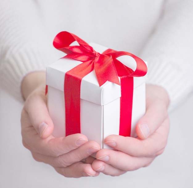 Caixa para presente em papel de embrulho com fita de cetim. Conceito de férias de feliz Natal.