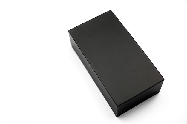 Caixa preta fechada de papelão texturizado em branco