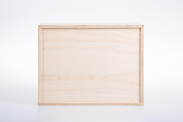 Caixa retangular da tampa da caixa de madeira no fundo branco