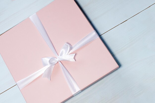 Caixa rosa com laço branco um presente
