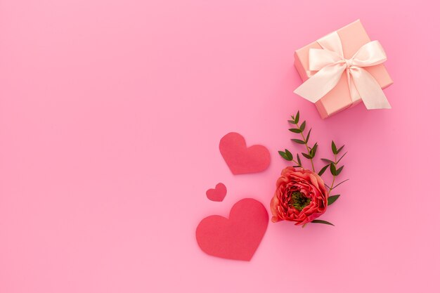 Foto caixa rosa de presente com fita e rosa, dia dos namorados