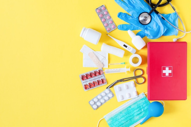 Foto caixa vermelha do kit de primeiros socorros com equipamentos médicos e medicamentos para emergência