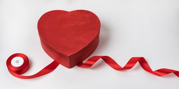 Caixa vermelha em forma de coração em um. Laço vermelho. Símbolo do amor, dia dos namorados