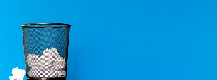 Foto caixão de metal com papel amassado contra fundo azul espaço para textovisão panorâmica
