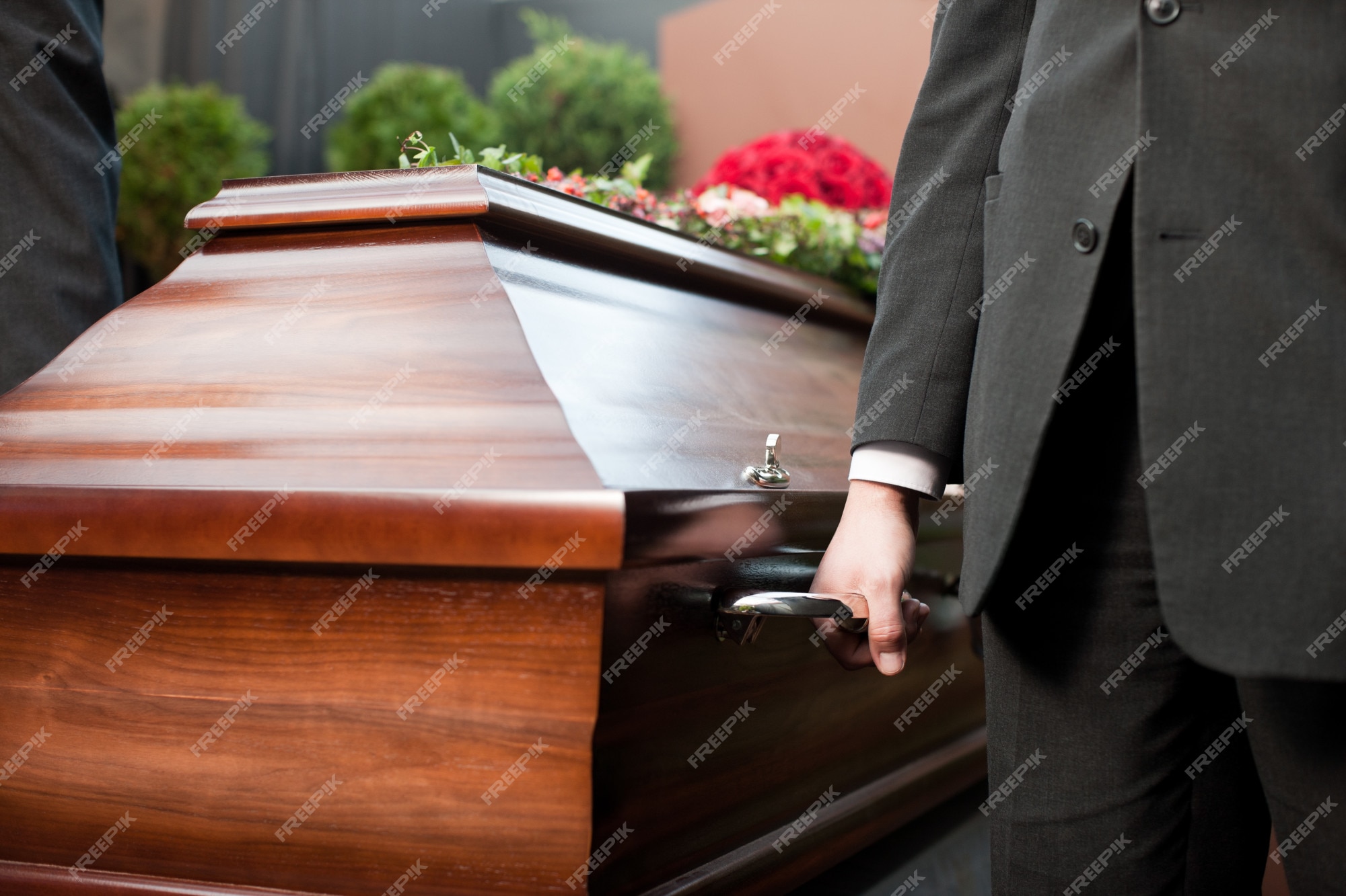 Caixão portador carregando caixão no funeral | Foto Premium