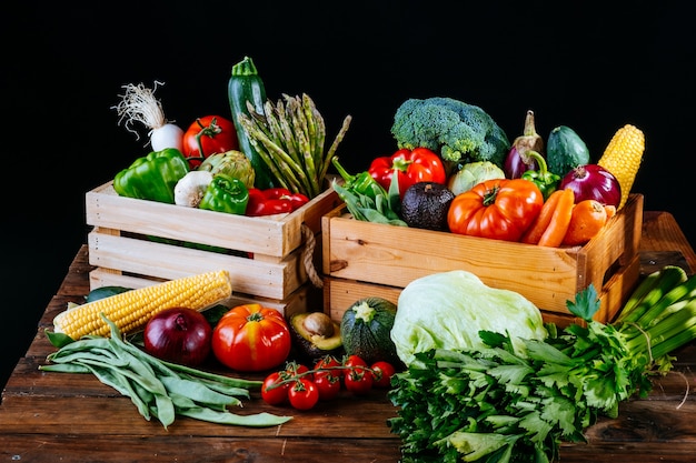 Caixas cheias de diferentes tipos de vegetais orgânicos saudáveis para uma dieta vegana