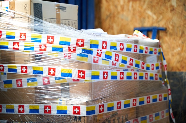 Caixas com ajuda humanitária para a Ucrânia no armazém do centro de voluntários