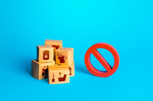 Foto caixas com mercadorias e um sinal de proibição vermelho não restrições à importação de produtos