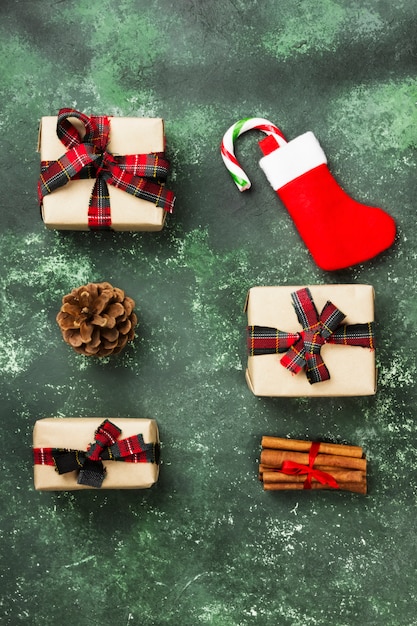 Caixas com presentes para o Natal e meia com pirulito em verde