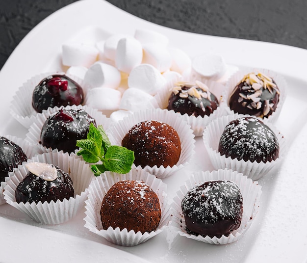 Caixas com saborosos bombons de chocolate com marshmallow