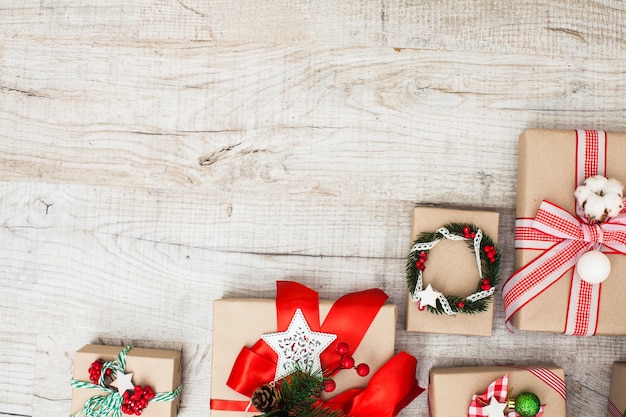 Caixas de artesanato de natal decoradas em estilo vintage e natural, vista superior com espaço de cópia