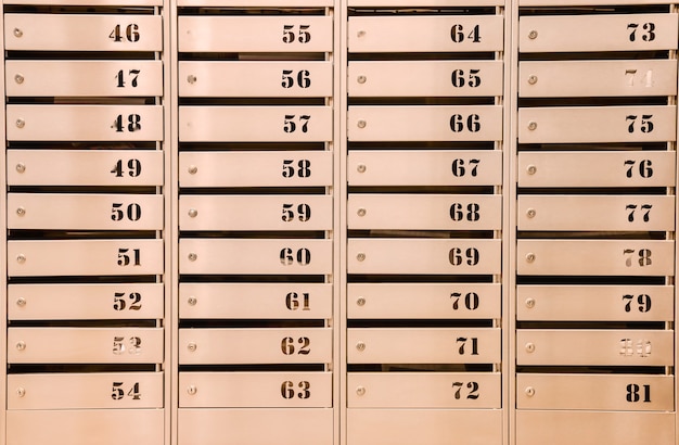 Foto caixas de correio de aço em um prédio residencial. mesmo linhas de caixa de correio numerada. conceito de correspondência na cidade. você pode usá-lo como plano de fundo para o seu criativo. copie o espaço