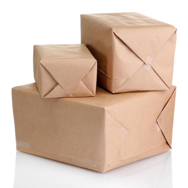 Caixas de encomendas com papel kraft isolado em branco