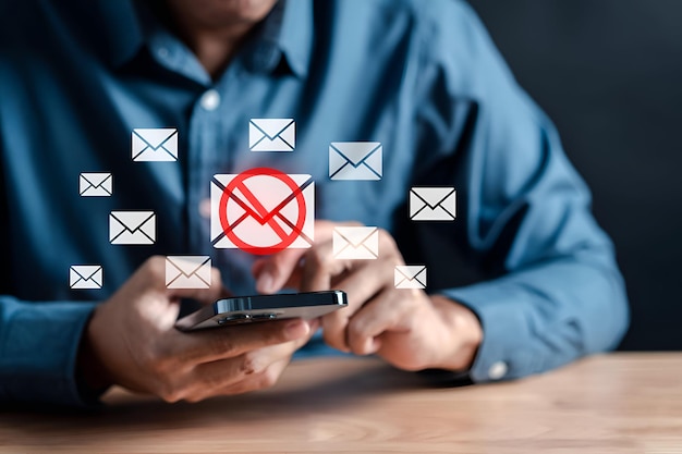 Caixas de entrada de e-mail bloqueadas e vírus de spam com aviso de cautela para notificação na segurança de cartas na internet protegem e-mail lixo e lixo e informações comprometidas