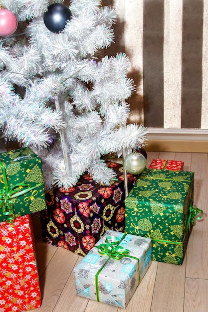 Caixas de imagem com presentes debaixo da árvore de natal