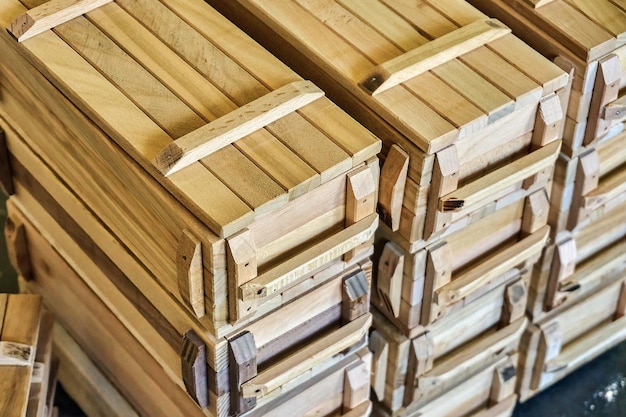 Caixas de lembranças ou presentes de madeira de estilo militar colocadas em bancadas de trabalho em oficinas
