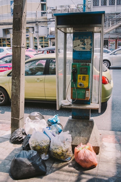 Foto caixas de lixo na rua da cidade
