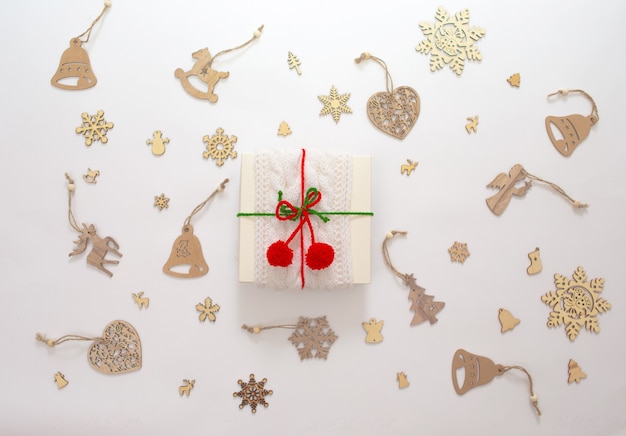 Caixas de Natal decoradas com fitas de malha. brinquedos de madeira para a exibição de árvore de Natal.