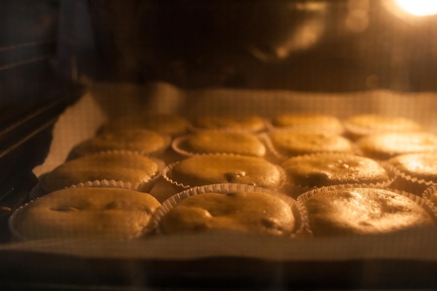 Caixas de papel cheias de massa de muffin