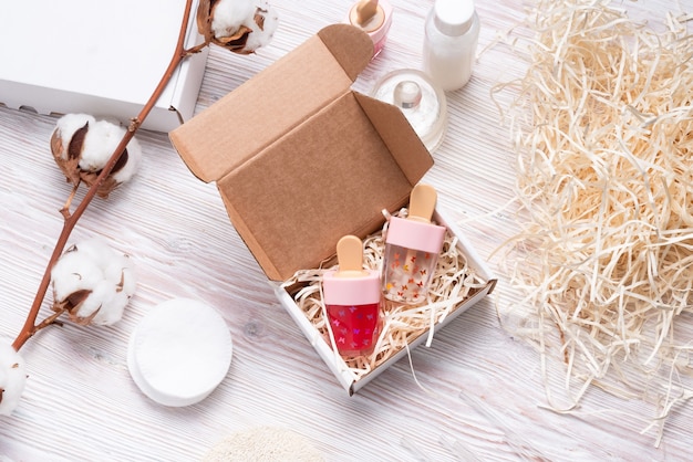 Caixas de papelão brancas na mesa de madeira para pequenas empresas cosméticas