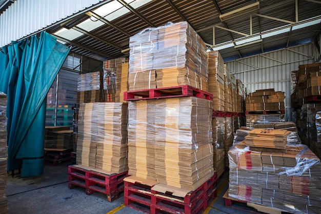 Caixas de papelão dobradas no armazém Pilha de papelão dobrável industrial plano